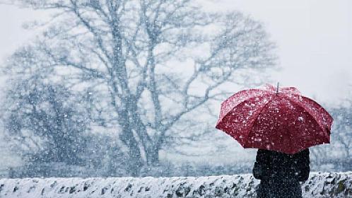 Güclü külək əsir, qar yağır - 