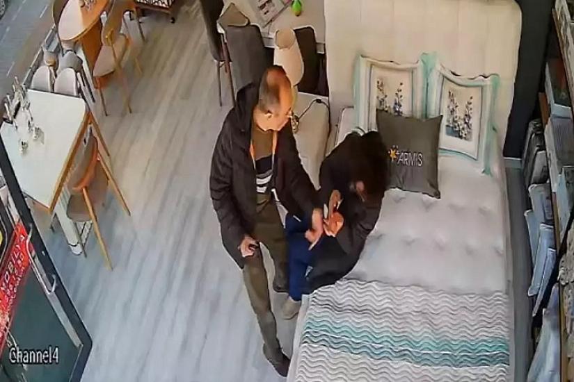 Müəllimin həyat yoldaşını döyməsinin GÖRÜNTÜLƏRİ yayıldı - 