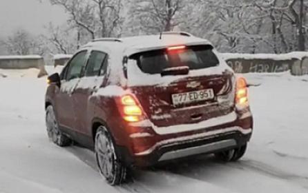 В Ходжалы дороги покрылись льдом -