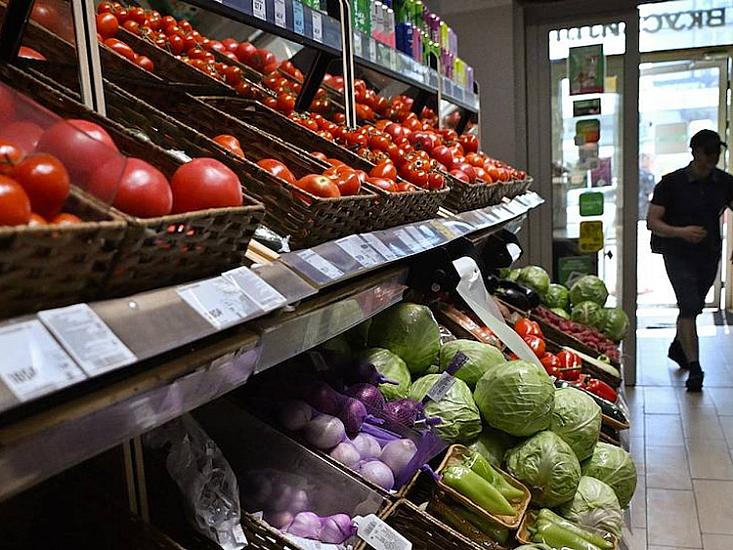 Ərzaqları vedrəyə yığıb oğurladı - 