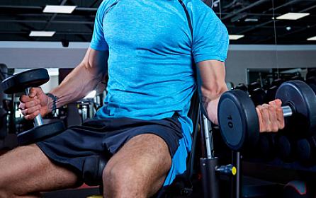 İdman kompleksində halı pisləşən şəxs 