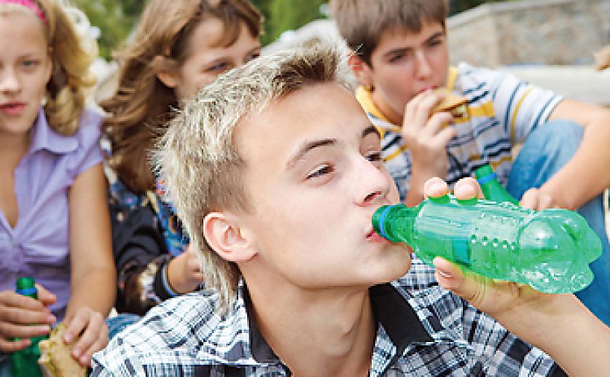 Şəkərli içkilər yeniyetmələrin 