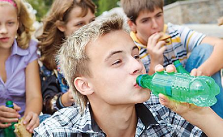 Şəkərli içkilər yeniyetmələrin 