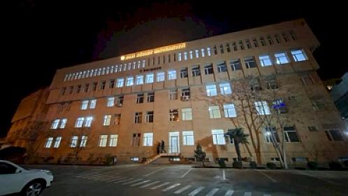 Bağlanan özəl universitetin binası 