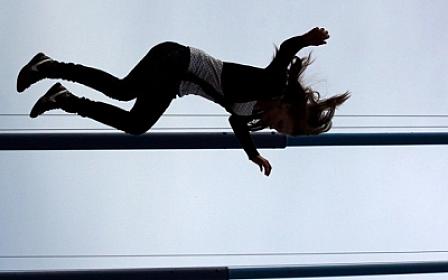 19-летняя девушка из здания