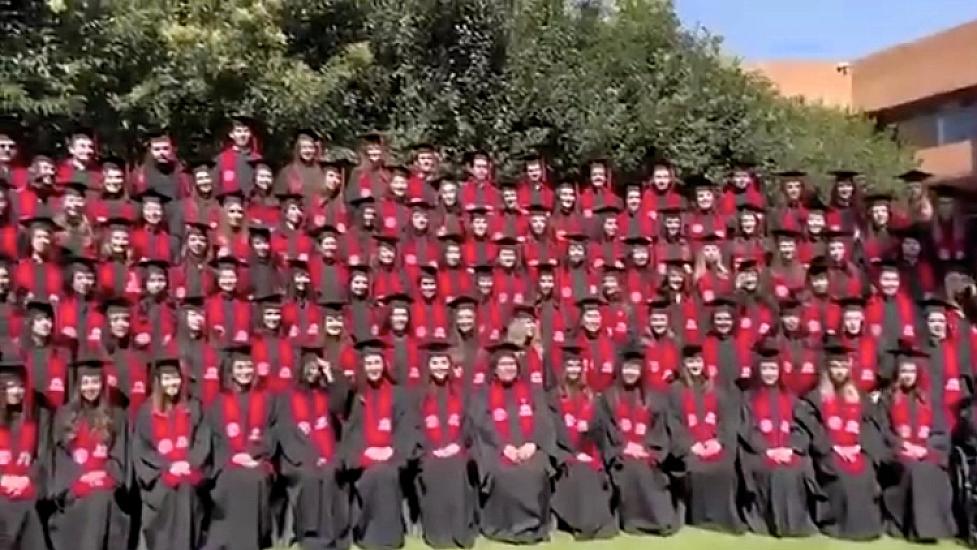 12 metrlik podium çökdü: 