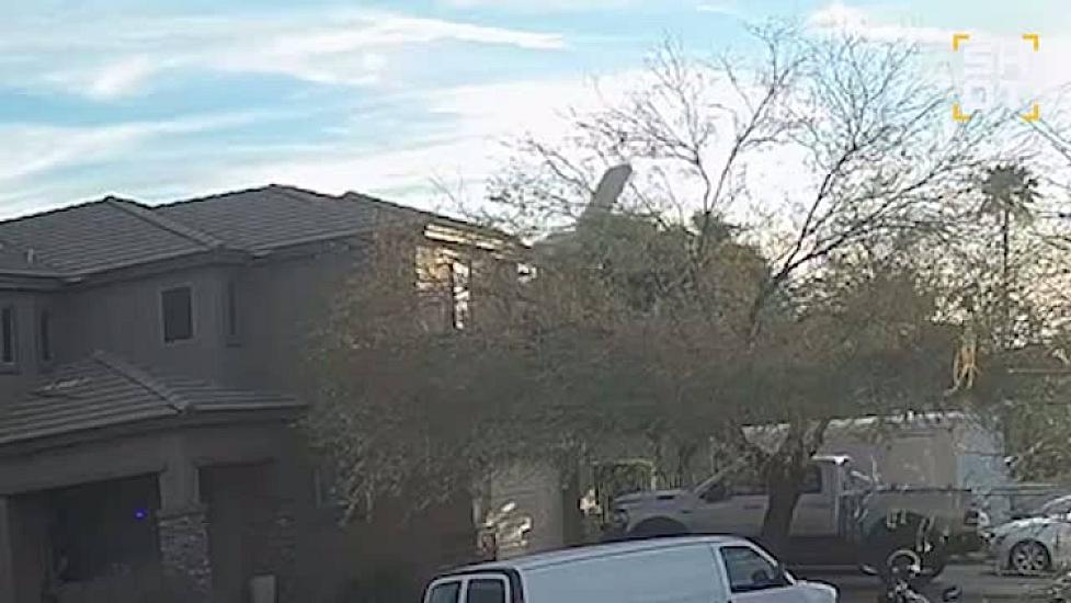 Təyyarə yaşayış evlərinin üstünə 