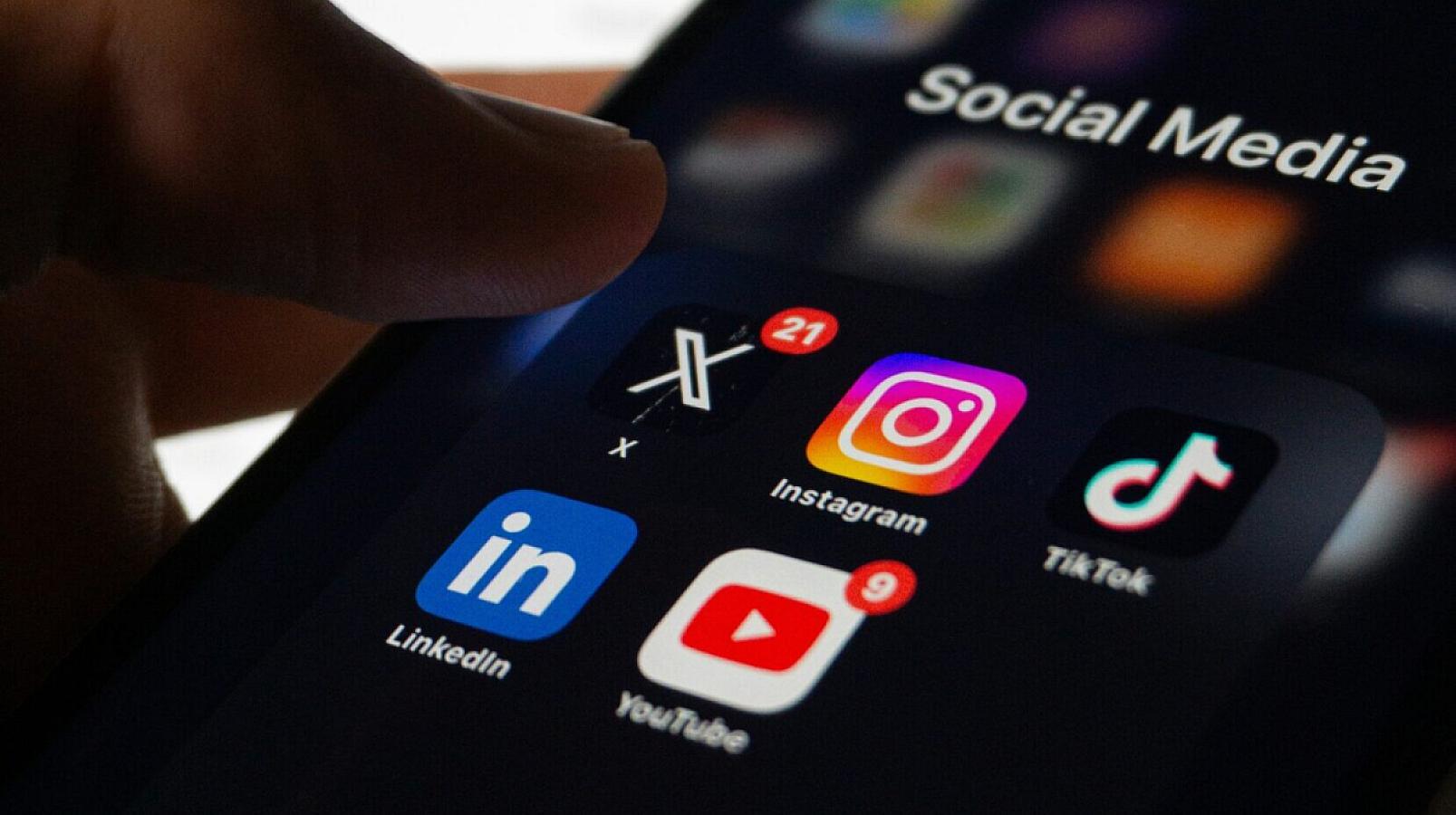 “Facebook”, “X”, “YouTube”... 