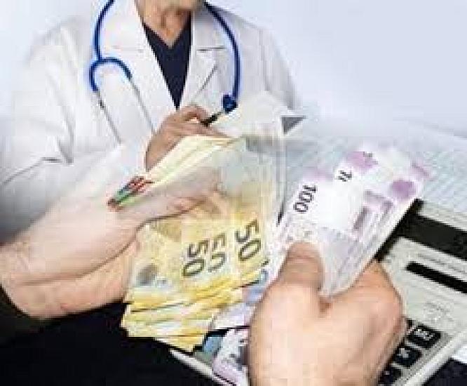 Müayinə olunmaq üçün getdiyi klinikada həkimin pulunu