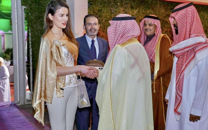 Səfirin geyimi müzakirə yaratdı - 