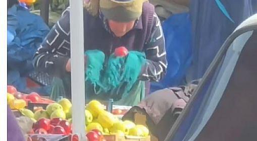 Bazarda satıcı almanı tüpürüb SİLİR - 