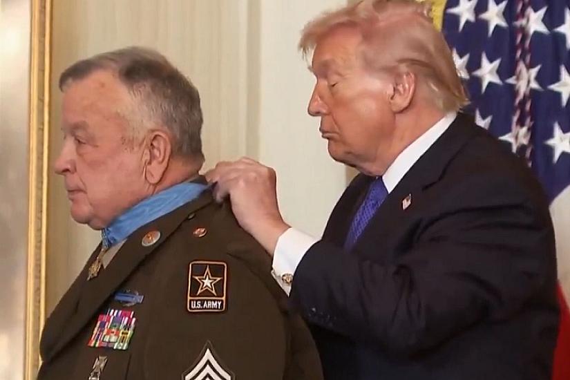 Trampın təqdim etdiyi medal sosial mediada lağ obyektinə çevrildi - 