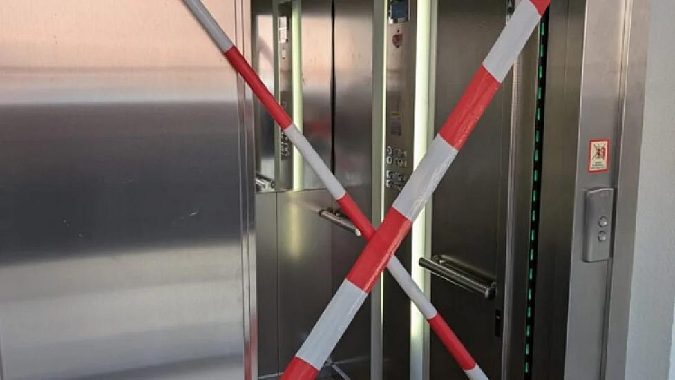 Bu ölkədə dövlət qulluqçularına liftdən istifadə etmək 