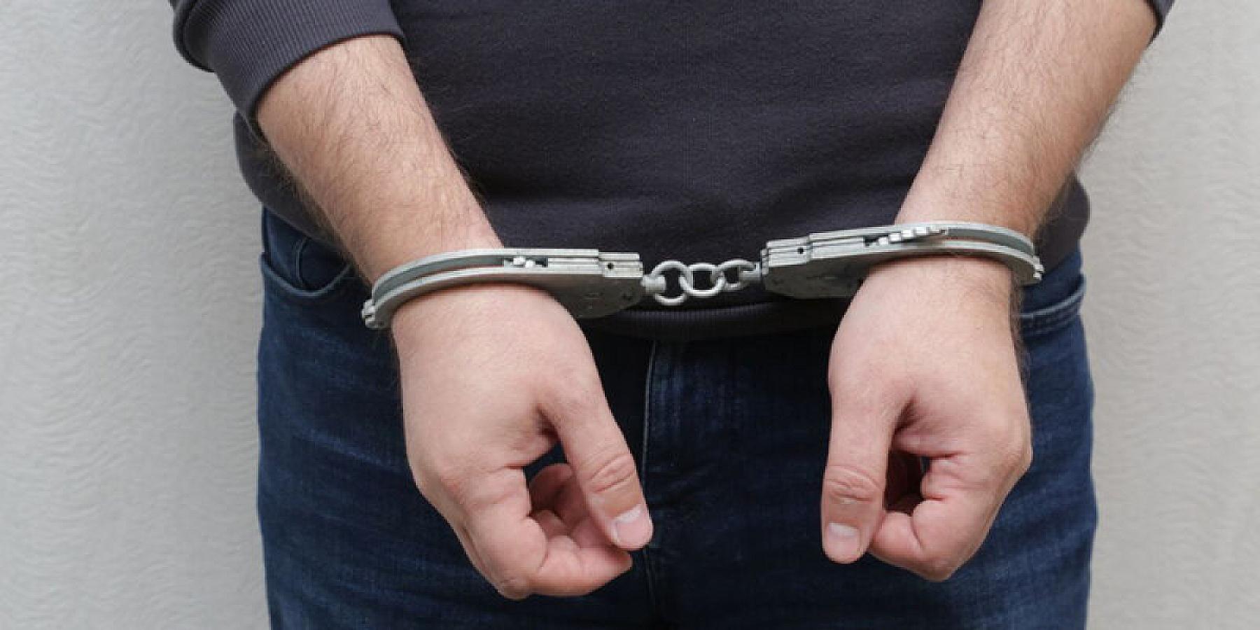 Kişi özündən yaşlı sevgilisini