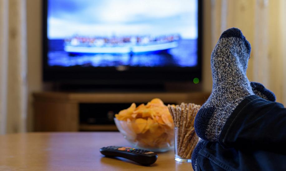 Televizor qarşısında yatmaq