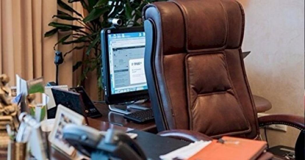 Nazir müşavirlərindən birini vəzifəsindən 