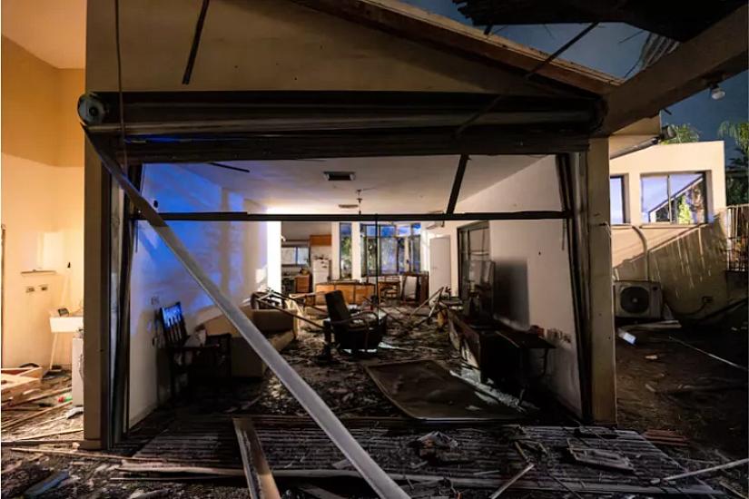 В Израиле ракета попала в середину дома