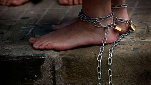 Azərbaycanda ər arvadını zəncirlədi - 