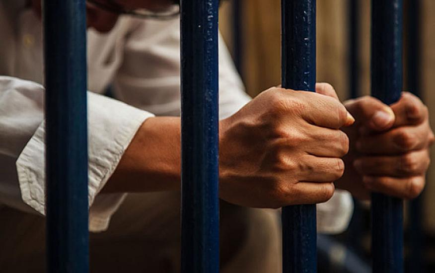 Женщина привела знакомого к себе домой ночью, избила отца -