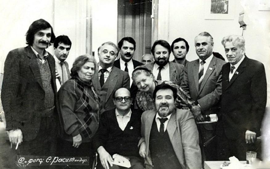 Vəfatından sonra bu tarixi foto yenidən gündəm oldu...