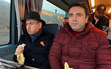 Bu dəfə də avtobusda lavaş yedi - 