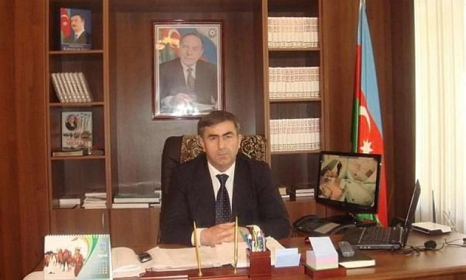 İcra başçısı müğənnini