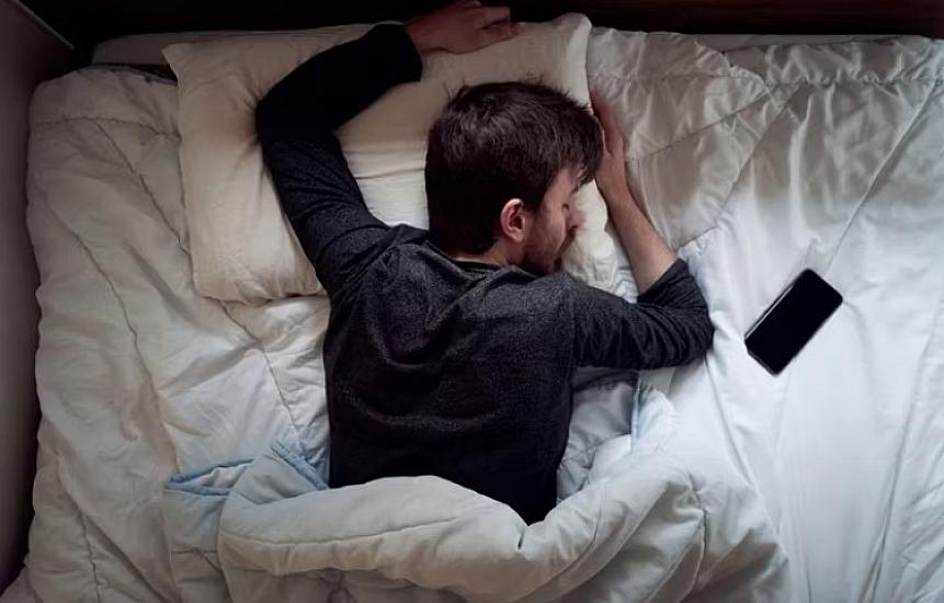 Telefonu yatağın yanında saxlamaq 