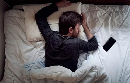 Telefonu yatağın yanında saxlamaq 