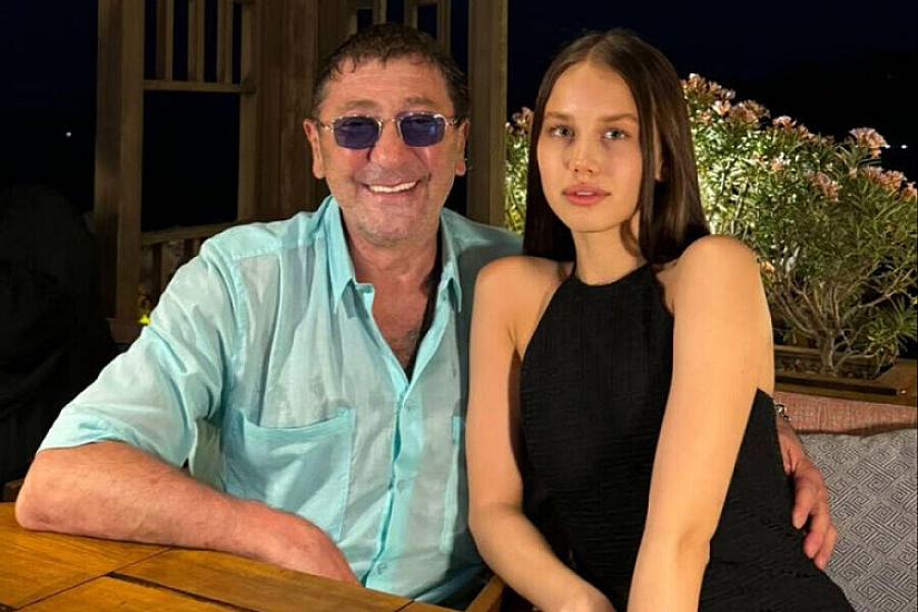 People's Artist broke up with his 19-year-old lover and reconciled with his ex-wife - PHOTO