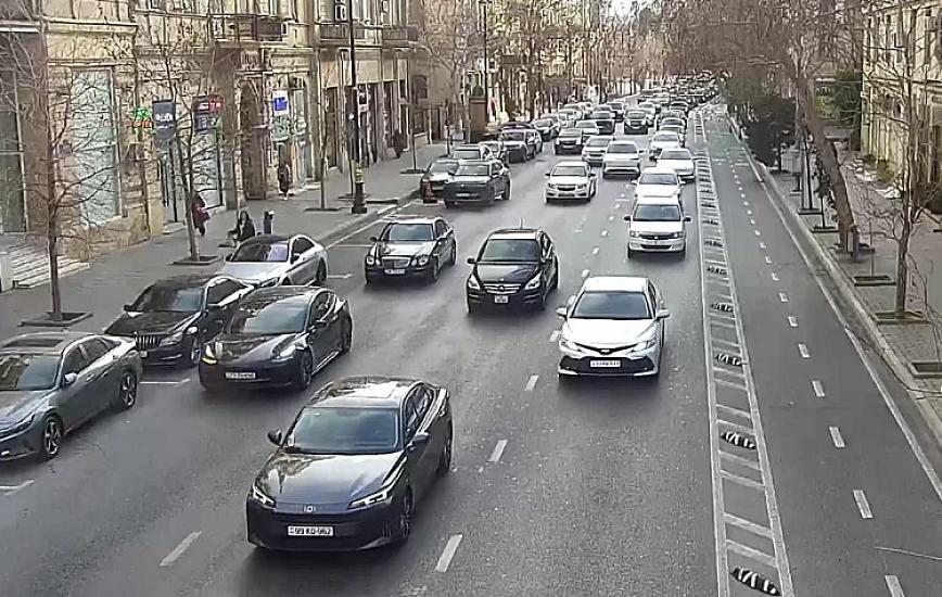 Bakının bir sıra yollarında 