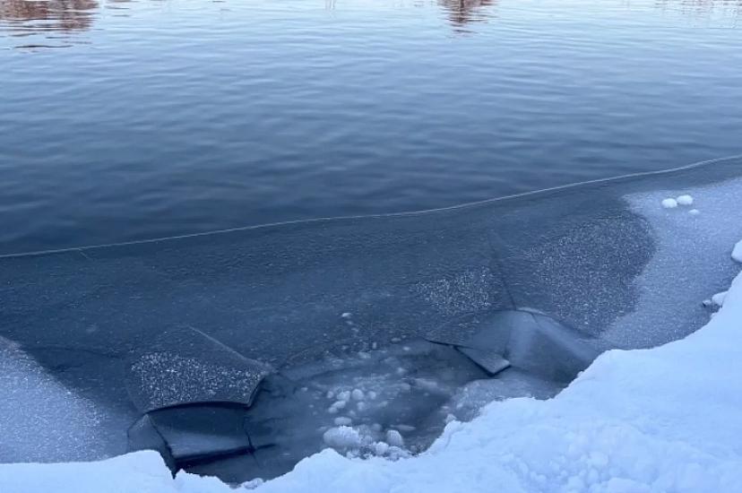 2 azyaşlı qız buzun altında qaldı - 