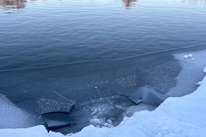 2 azyaşlı qız buzun altında qaldı - 
