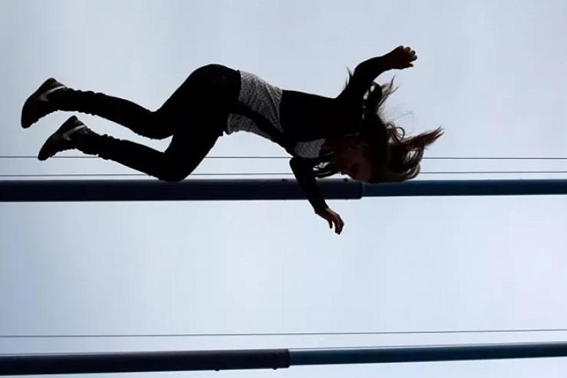 Bakıda DƏHŞƏT: 20 yaşlı qız 5-ci mərtəbədən düşüb 