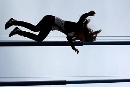 Bakıda DƏHŞƏT: 20 yaşlı qız 5-ci mərtəbədən düşüb 