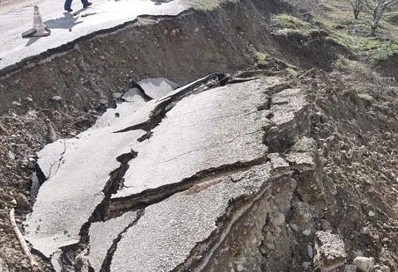Sürüşmə olan bu yolda 