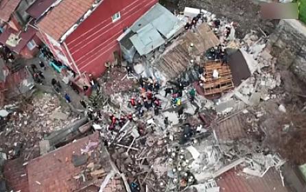 İstanbulda 2 bina çökdü