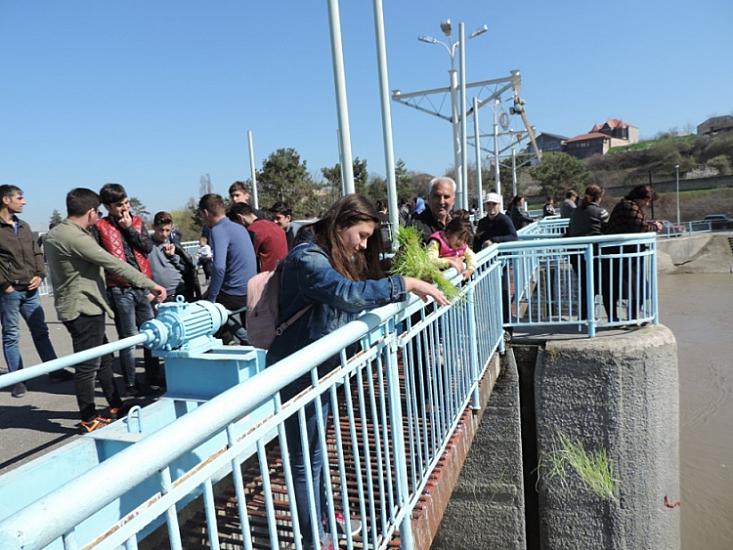 Novruz səməniləri niyə axar suya atılır?