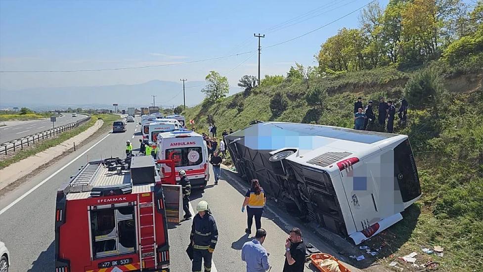 Türkiyədə fəhlələri daşıyan mikroavtobus aşıb: 