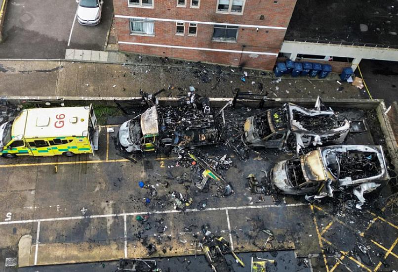 Двое человек задержаны по подозрению в нападении на машину скорой помощи.