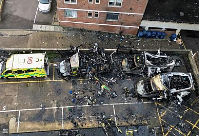 Двое человек задержаны по подозрению в нападении на машину скорой помощи.