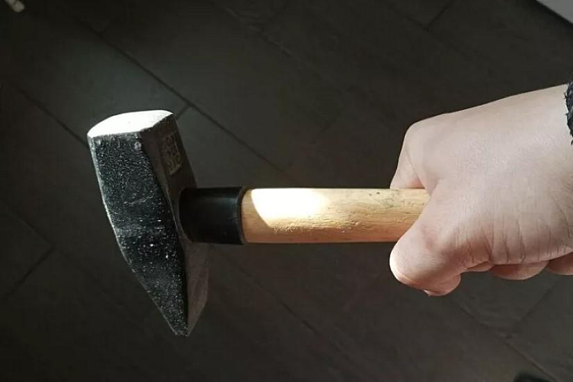 A young man who hates women killed his mother with a hammer: