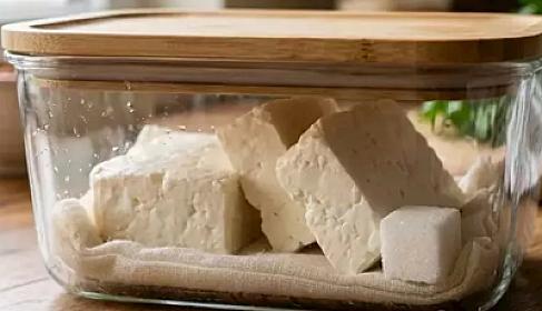 Pendirin yanına bir dənə qoyun: aylarla nə kifləyir, nə quruyur