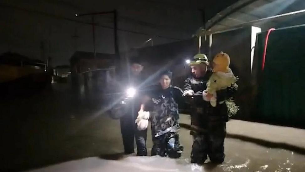 Su basmış ərazilərdən onlarla insan belə təxliyə edildi - 