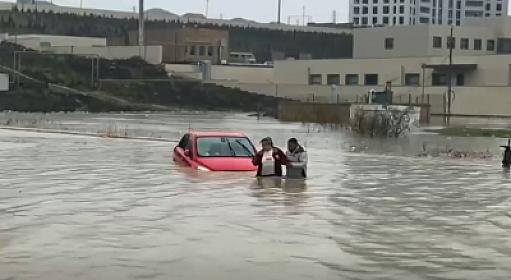 Jurnalist çətin vəziyyətdə qalan qadını xilas etdi -