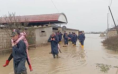 Xaçmazda yaşayış evlərini su basdı - 