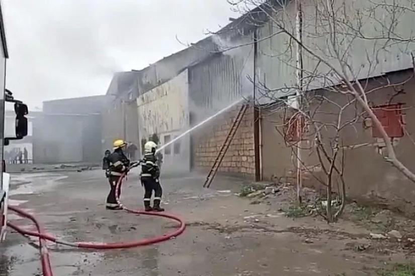 Binəqədi rayonunda anbarda yanğın başladı -