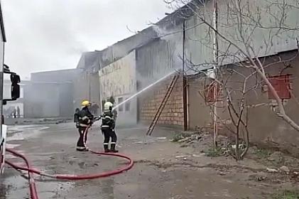 В районе Бинагяди в складе начался пожар -