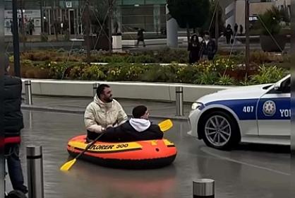 28 Mayda maraqlı anlar: Metronun önündə "qayıq" sürdülər - 