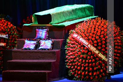 Prezident İlham Əliyev və Mehriban Əliyeva Xalq artisti Rasim Balayevlə vida mərasiminə əklil göndərib