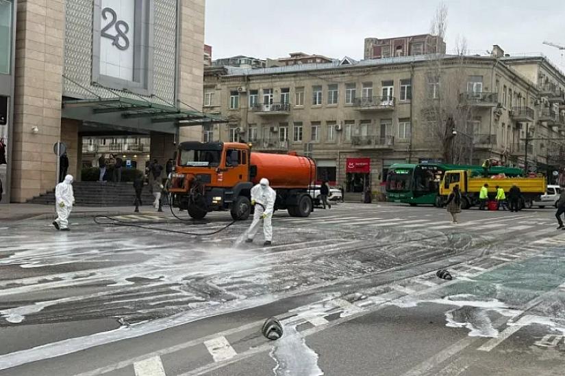Yağışdan sonra Bakının küçələri yuyuldu - 